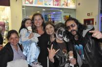 Comemoração em família do Dia das Bruxas em shopping de Bogotá, na Colômbia